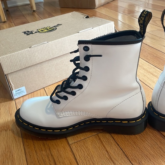 Dr. Martens AirWair w bouncing soles Size 7 WHITE - Picture 6 of 16